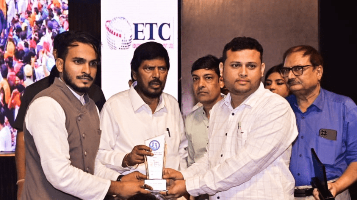 ramzan-shaikh-honored-the-people-of-the-society-through-hopemirror-foundation