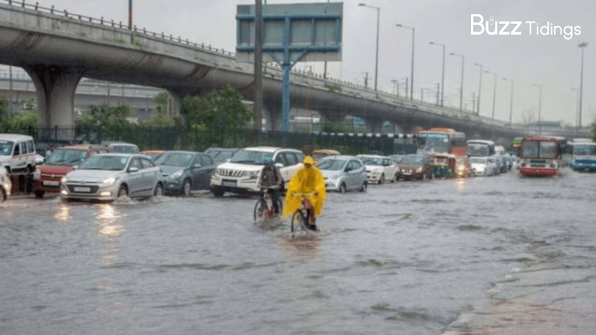 Delhi Rains: दिल्ली-नोएडा में बारिश से सड़कों पर भरा पानी